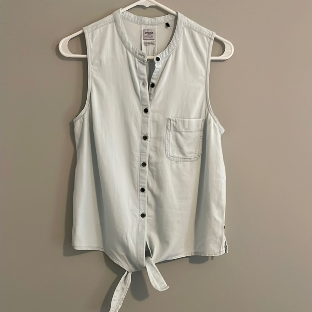 Sleeveless Button-Down Top - Light blue